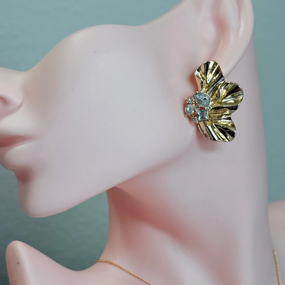 ⚜️Elegant Gold Floral Design Earrings With Cubic Zirconia